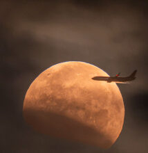 APOD: 2026 September 1 – A Plane Lunar Eclipse
