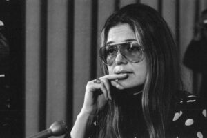 Hillary Clinton and others pay tribute to Gloria Steinem, who has died at 92