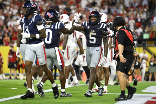 Kewan Lacy injury update: Ole Miss RB seen icing knee in Louisville game