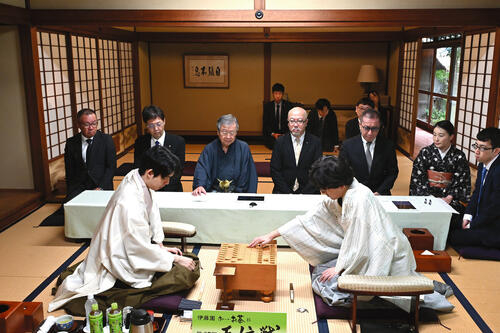 【王位戦】藤井聡太王位のV7か伊藤匠２冠追いつくか第６局開始　藤井いつもの「初手お茶」