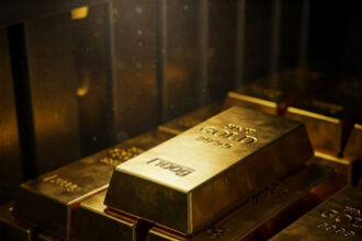 Gold Climbs 1% as Geopolitical Tensions and Dollar Weakness Offset Fed Rate Concerns