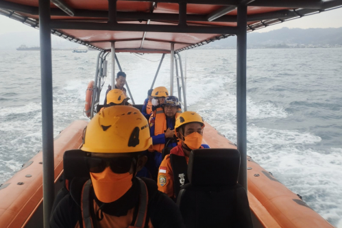 Indonesia searches for 8 missing at sea near Anak Krakatau volcano