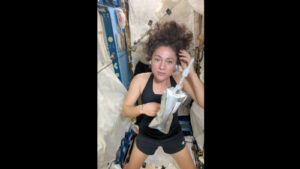 NASA astronaut Jessica Meir shares zero-G curly hair tips from the ISS (video)