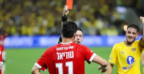“המגע רך. אם זה היה הפוך, לא היה נשלף כרטיס”