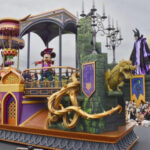 ディズニーランドでハロウィーン　フック船長など悪役主役のパレードが目玉