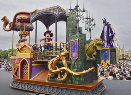 ディズニーランドでハロウィーン　フック船長など悪役主役のパレードが目玉