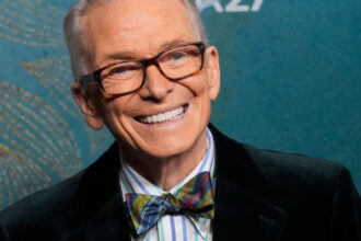 Bob Mackie, designer to the stars who dressed Cher and Marilyn and defined ’70s glamour, dies at 87