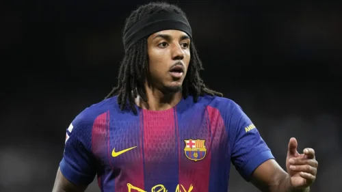 Jules Koundé es el último futbolista del Barcelona en traicionar a Cupra: el francés lo ha hecho con su Range Rover L460 y se ha llevado una pitada por completar mal una maniobra