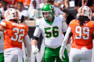 Oregon loses starting offensive lineman before USC game arrives