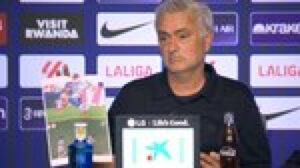 Vuelve el Mourinho de siempre: rajada contra los árbitros, lista de agravios, papeles para la prensa…