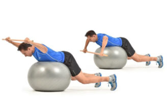 El ejercicio para reforzar y cuidar tu espalda: rotación cubana sobre fitnesball