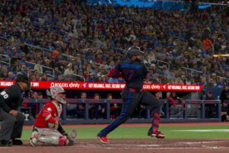 Blue Jays crowd show support for Guerrero Jr. after base hit