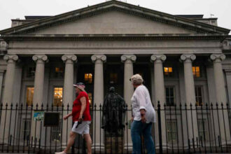 US bond sell-off pushes long-term yields to highest since 2004