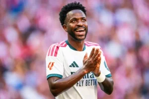 Real Madrid : Raúl Asencio monte au créneau pour défendre Vinicius